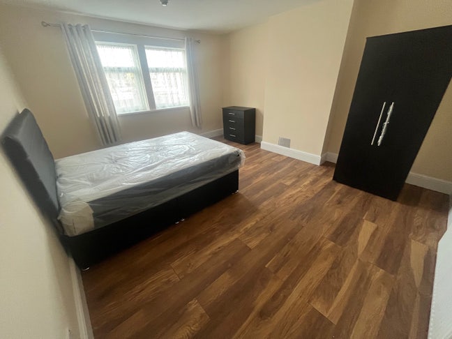 Spacious kingsize room in a fab location🤩 Main Photo