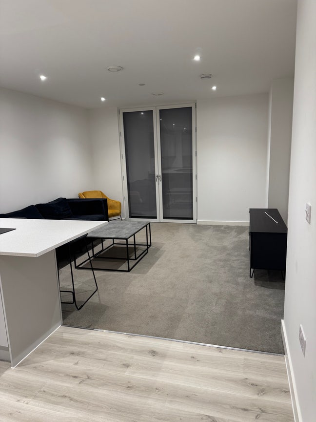 A room in a luxury 2bedroom apartment  Main Photo