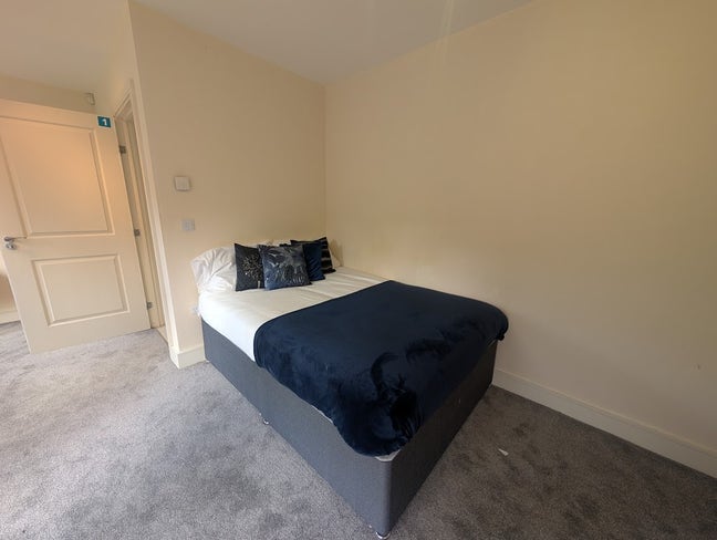 All-Inc Room &pound;550– Ideal for Professionals Main Photo