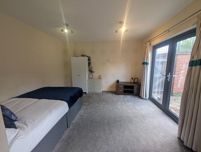 All-Inc Room &pound;550– Ideal for Professionals Main Photo