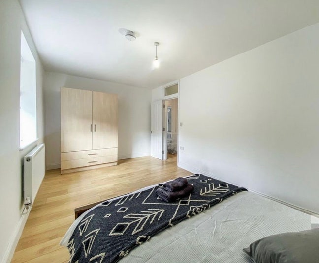 Bright, Spacious Room in Islington   Main Photo