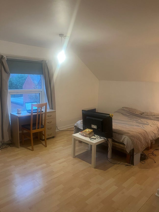 Room available in friendly Burton Road house Main Photo