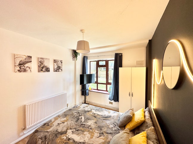 4 Bedrooms 5 minutes to King s Cross  Main Photo