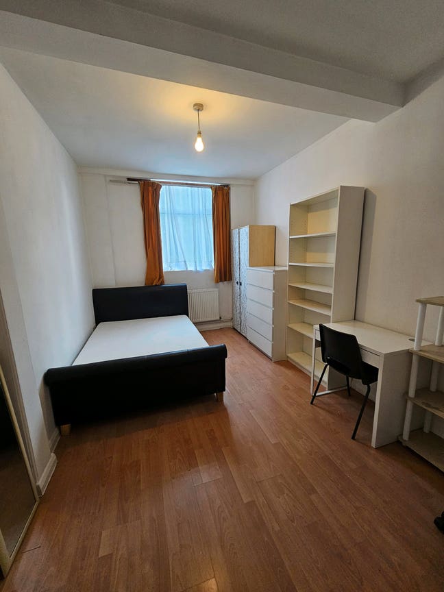 Two Spacious Double rooms available to rent  Main Photo