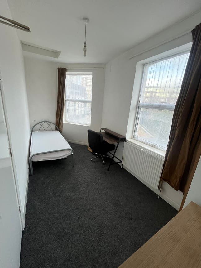 A Single & Two Double rooms available to rent  Main Photo