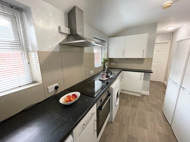 Must See!!! - 1 Bedroom Available in 5 Bed House Main Photo