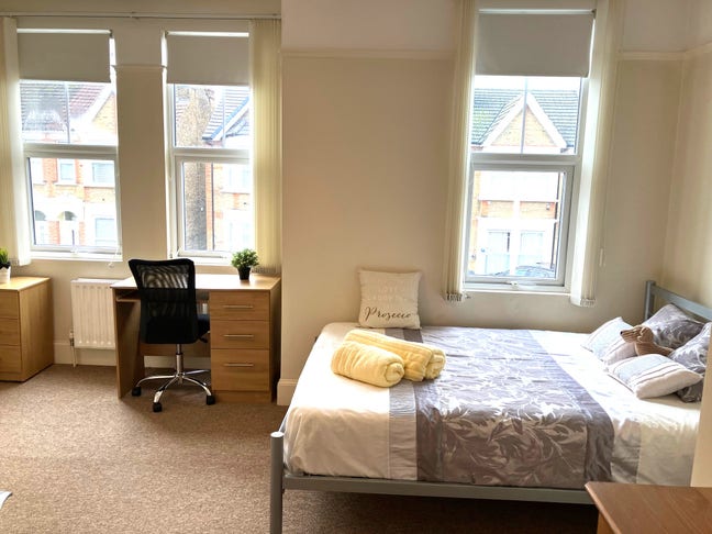 Stunning large ensuite for professional nr station Main Photo