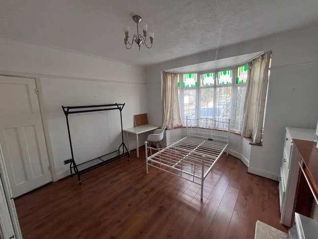 Spacious double room in a wonderful double fronted Main Photo