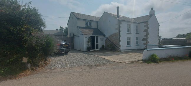 Large double room, parking and use of garden  Main Photo