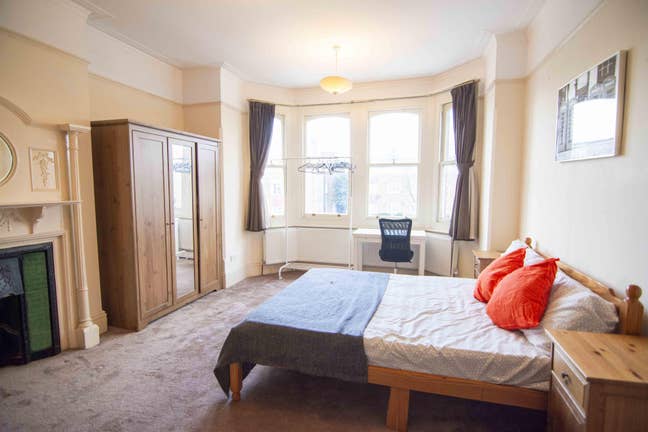 Large Double at Refurbished Garden House Ealing Main Photo