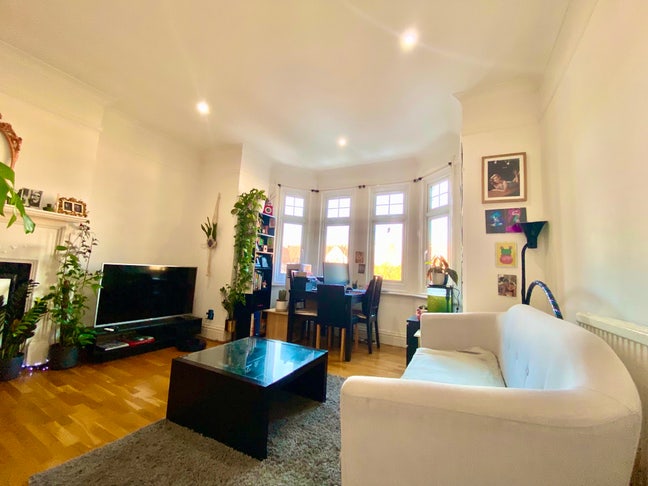 Elegant 1 bed flat in leafy Ealing Common, W5. Main Photo