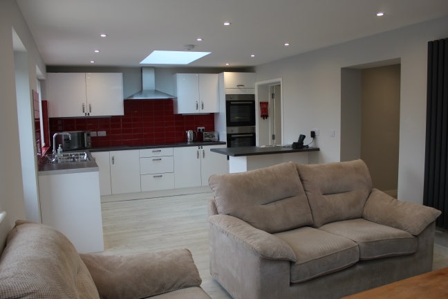 Fully Furnished Room with En-Suite Main Photo