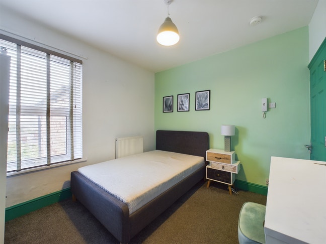 Spacious room in a lovely shared house Main Photo