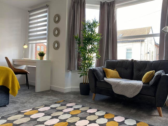 STUNNING &pound;500k Renovation : Huge Room with lounge Main Photo