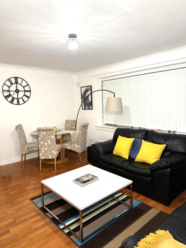 Spacious 2-Bed Apartment in EH4 | Free Parking Main Photo