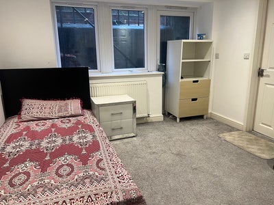 1 bedroom with attached bathroom Main Photo