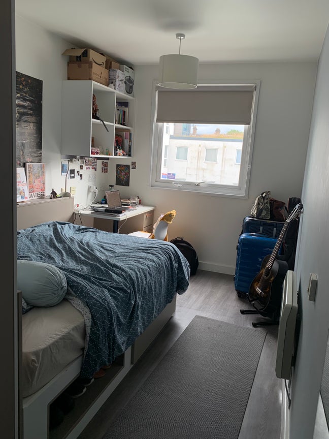 En-suite Room available ASAP! Main Photo