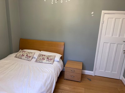 Amazing Bright Double room near tube station Main Photo