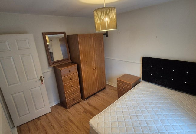 Large Double Room Available - Excellent Location Main Photo