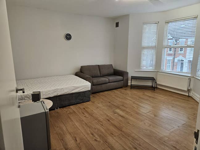 Huge bedroom in beautiful shared house Main Photo