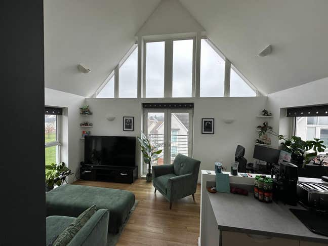 Single Bedroom with own bathroom and parking Main Photo