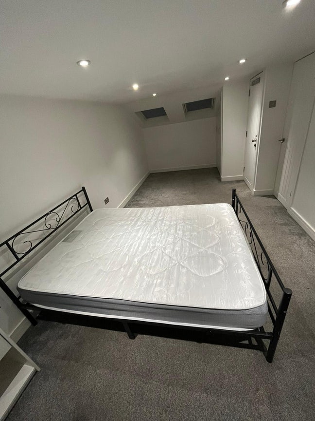 En-suite in RM13  Main Photo