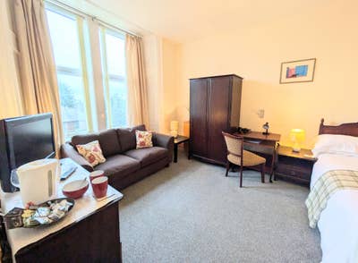 Stunning rooms for peaceful adults in ex-hotel Main Photo