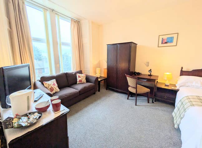 Stunning rooms for peaceful adults in ex-hotel Main Photo