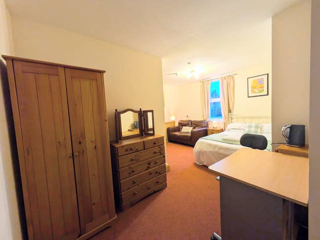 Ensuite rooms for peaceful adults in ex-hotel Main Photo
