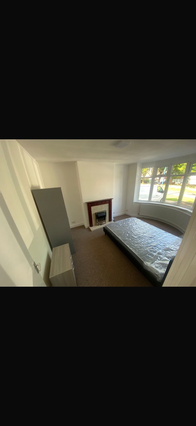 Brand new 5 bed available in B32 NOW! Main Photo