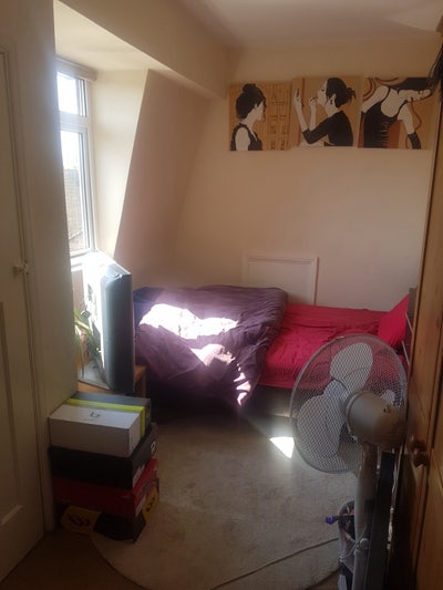Double room near Hampton station Main Photo