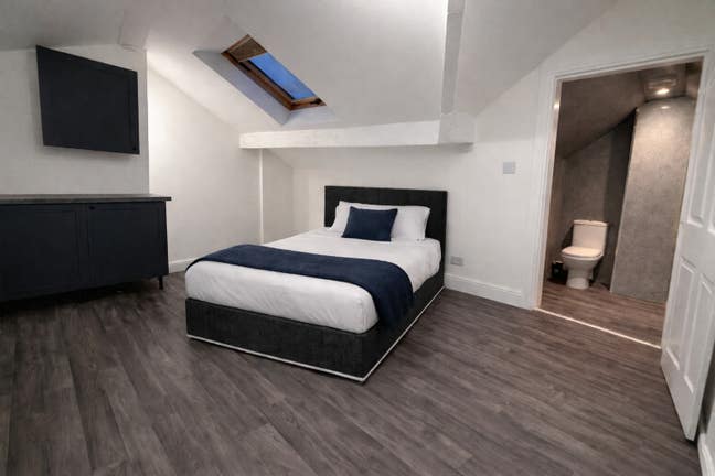 Fully Furnished Room with Kitchenette Ensuite  Main Photo