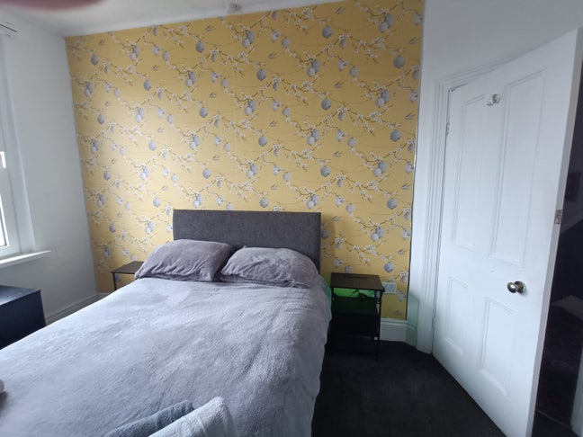 Large double room in quiet house  Main Photo
