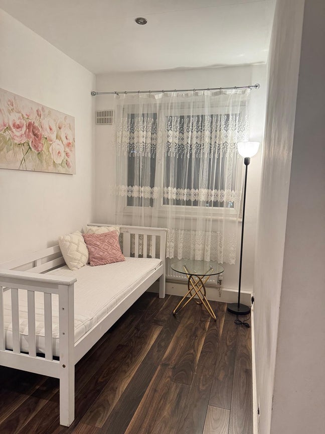 Bright and clean double room to let  Main Photo