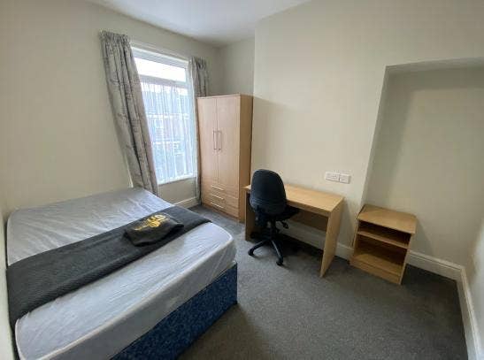 Room 2 available  Main Photo