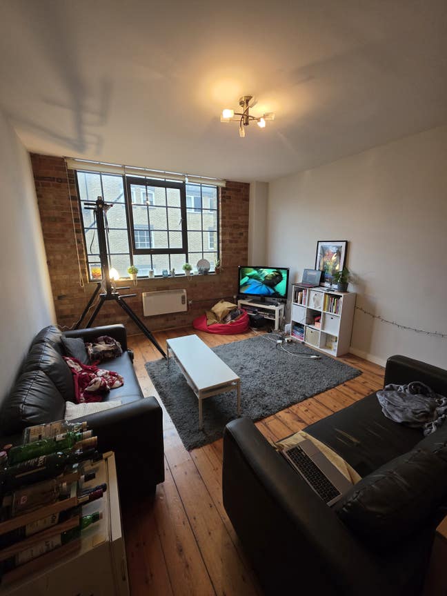 Double room 3 mins walk from Aldgate East Main Photo