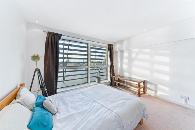 Large Double Room in Stunning Riverside Duplex Main Photo