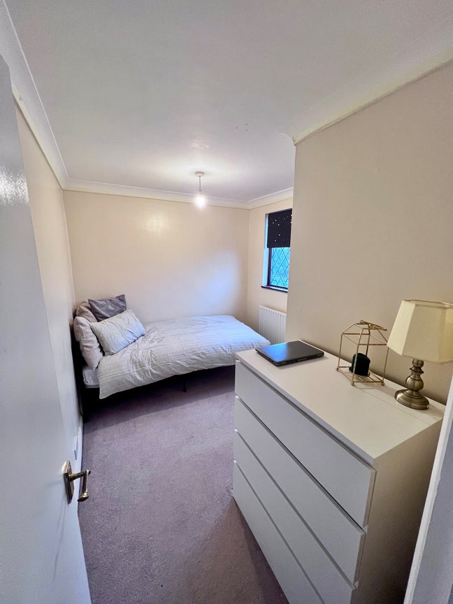 Spacious single room available  Main Photo