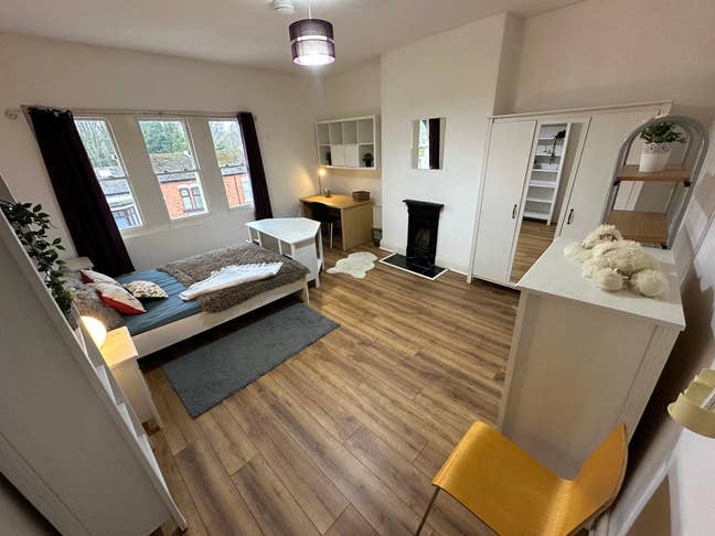 Huge Dbl room in young prof houseshare Main Photo