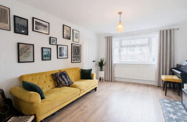 Spacious Three-Bedroom, Two-Bathroom Family Home i Main Photo