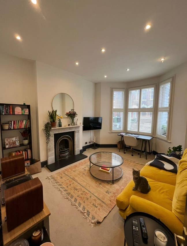 Small double available in spacious Vauxhall flat  Main Photo