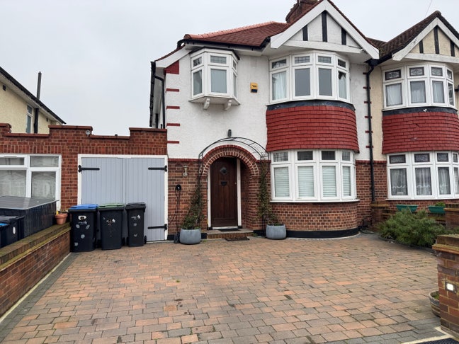 Clean 1 bed flat. Bills included  Main Photo