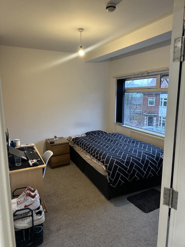 Room available in Headingley – bills included  Main Photo