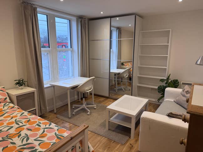 Two large rooms 15 mins walk city/train station Main Photo