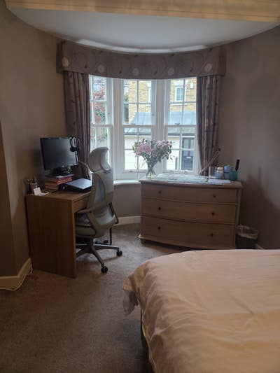 Large Double Room with Private Bathroom Main Photo