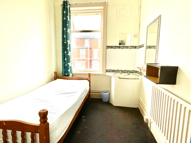 Single Room with shared bathroom  Main Photo