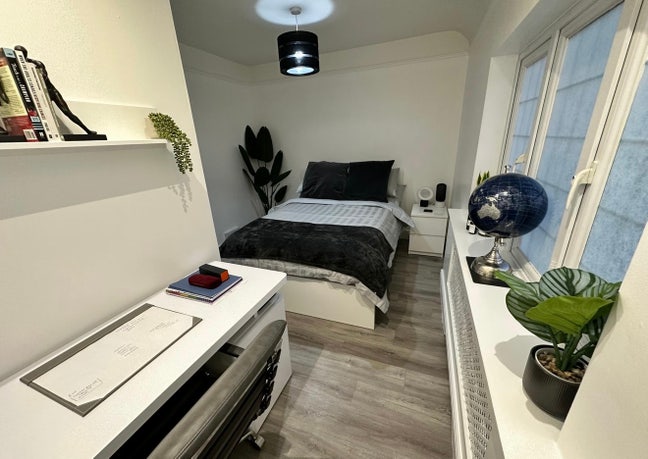 Room - close to West Sutton station Main Photo