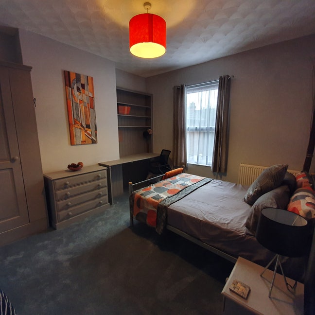 Large Double Room. 5 Mins Walk to Hospital.  Main Photo