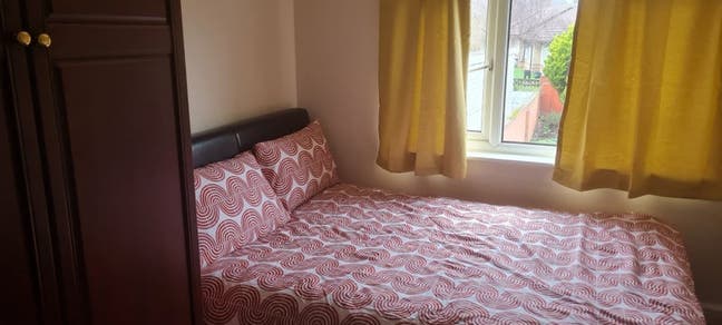 Double room available in a 3 bedroom house  Main Photo