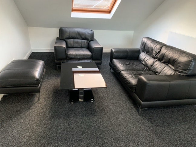 Lovely Spacious Sunny 2 bedroom Attic Flat  Main Photo